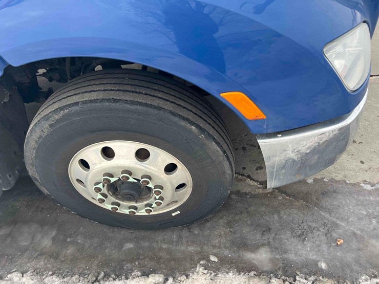 2016-peterbilt-semi-image-4