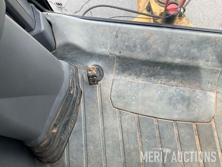 2017-caterpillar-420f2-image-57