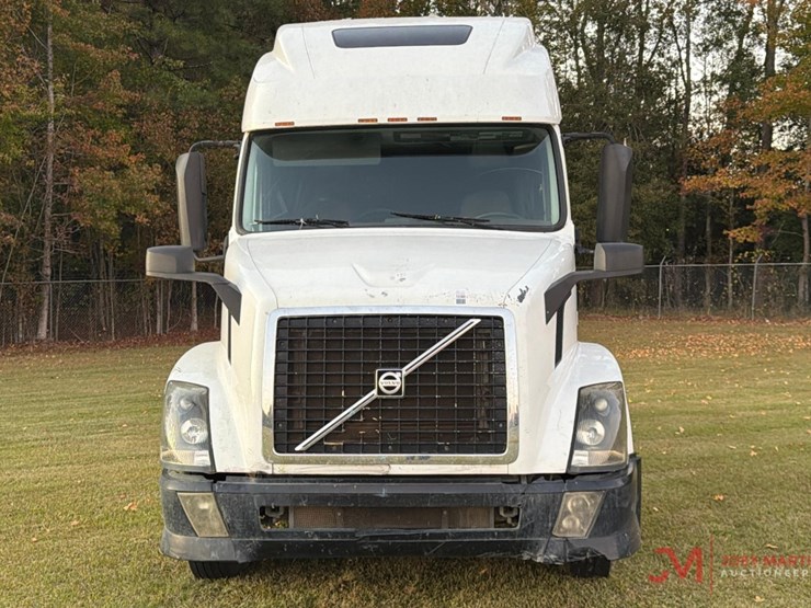 2015-volvo-sleeper-truck-tractor-image-23