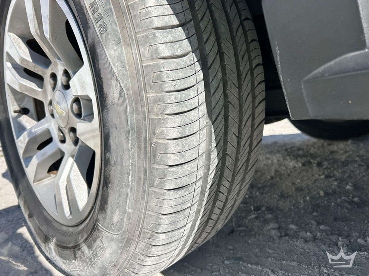 2017-chevrolet-suburban-image-27