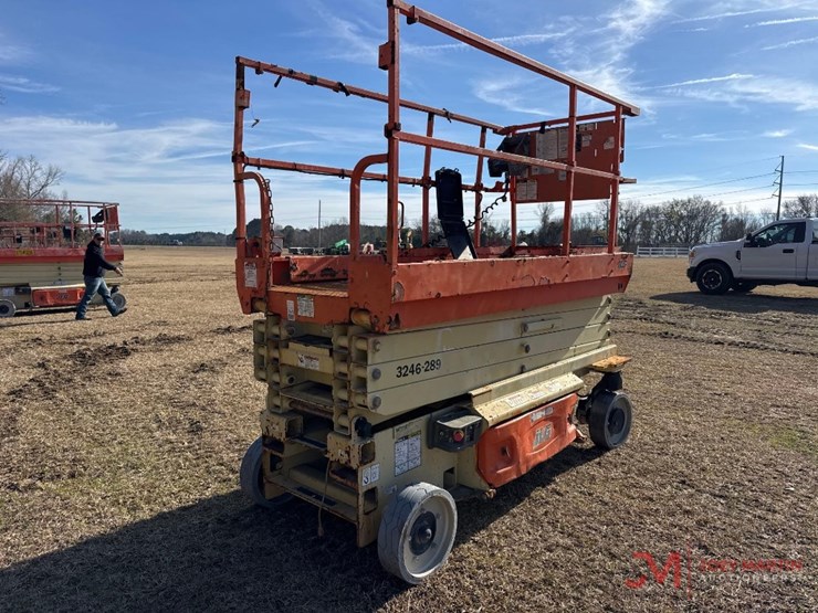 2015-jlg-3246es-image-2