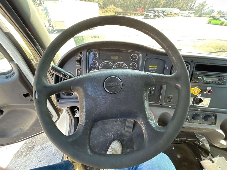 2010-freightliner-m2-106-image-13