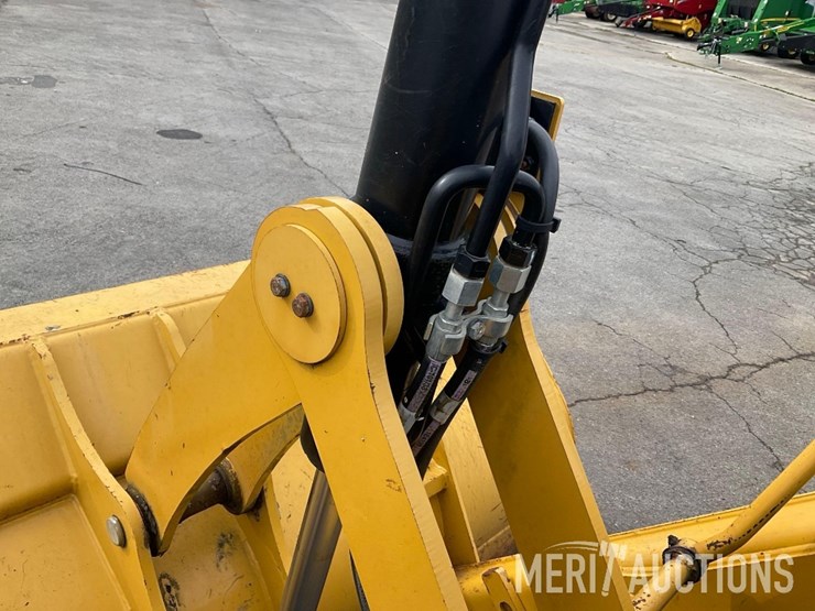 2017-caterpillar-420f2-image-13