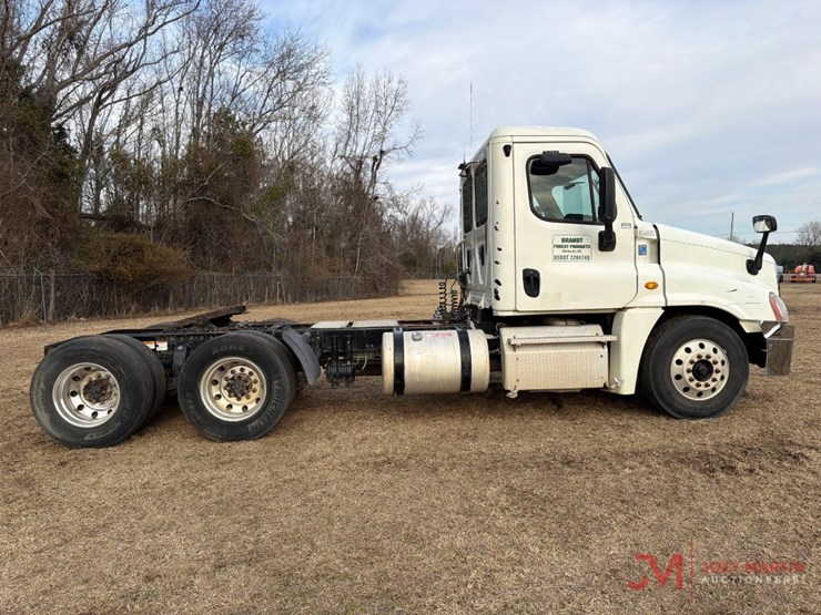 2013-freightlinerday-cab-truck-tractor-image-2