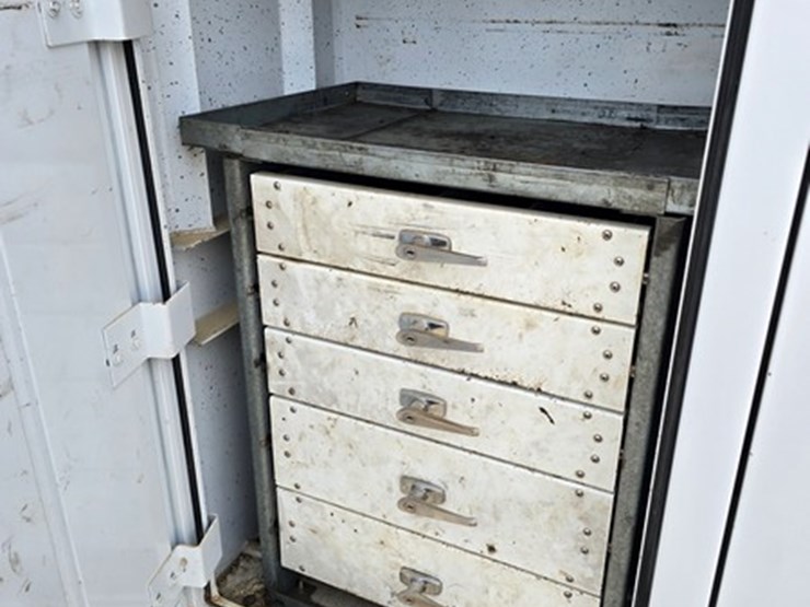 2000-freightliner-fl70-image-13