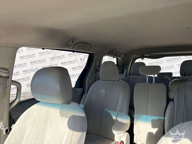 2011-toyota-sienna-image-21