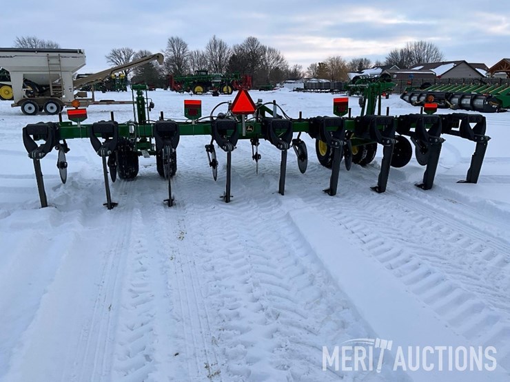 2023-john-deere-2100-image-4