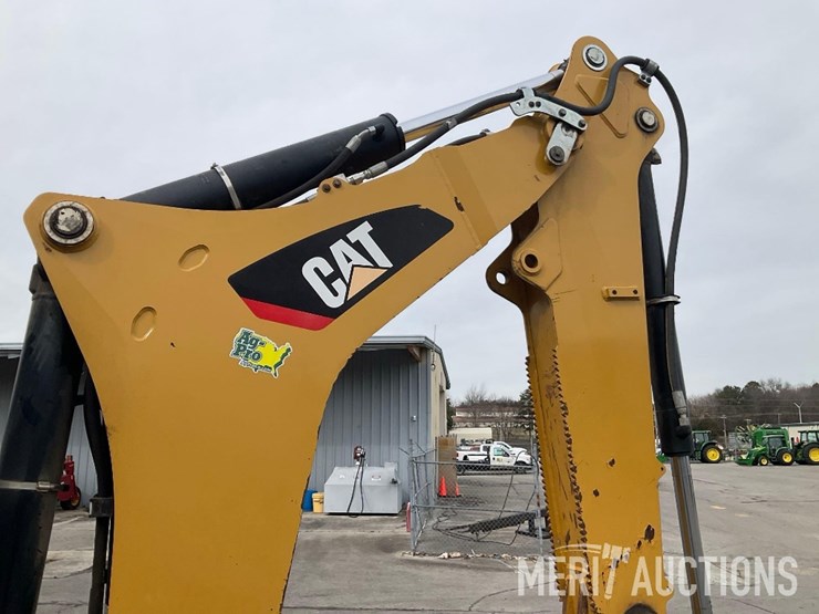 2017-caterpillar-420f2-image-30