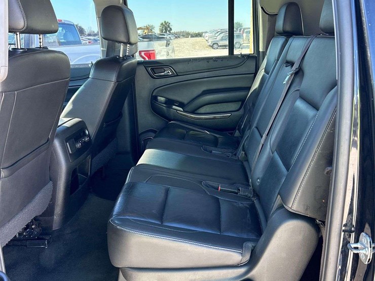 2017-chevrolet-suburban-image-22