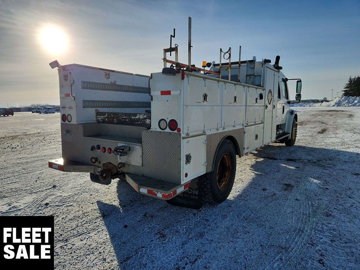 2005-freightliner-m2-106-image-4