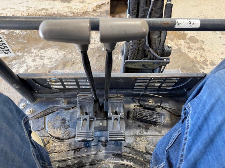 2020-deere-26g-image-26