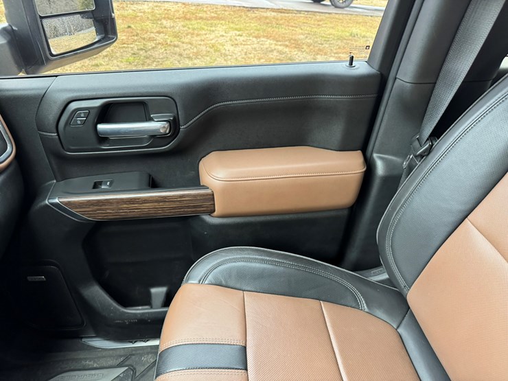 2021-chevrolet-3500hd-image-37