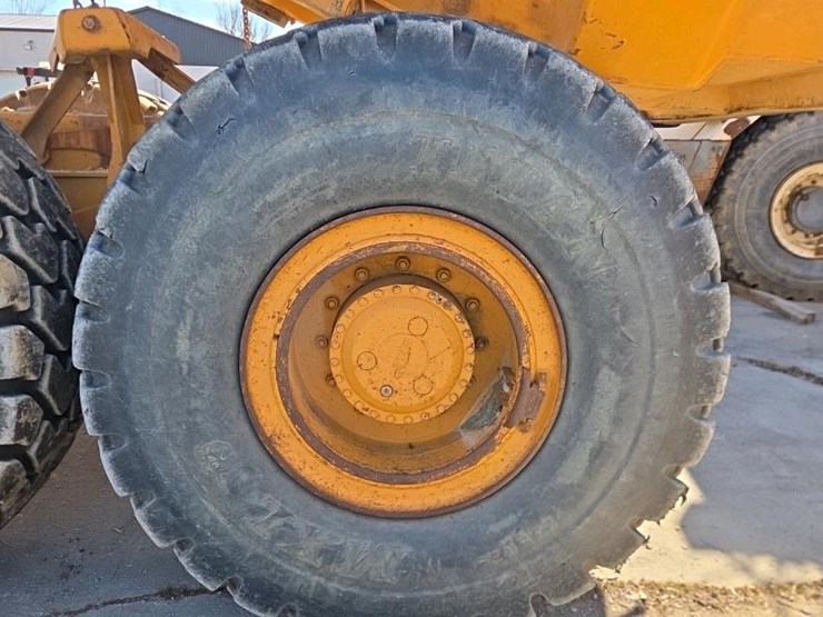 2005-deere-300d-image-11