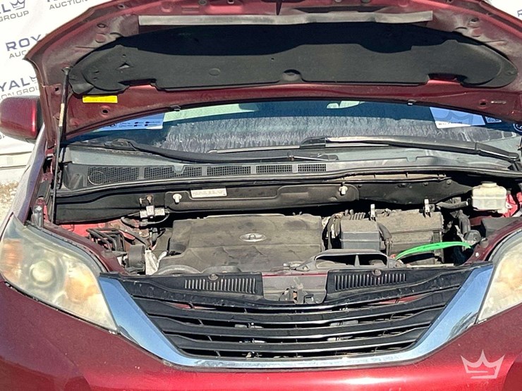 2011-toyota-sienna-image-7