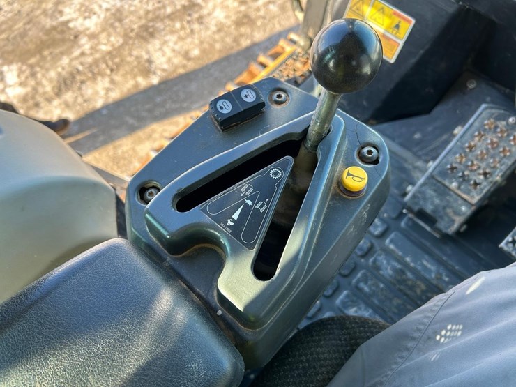 2017-caterpillar-963k-image-25