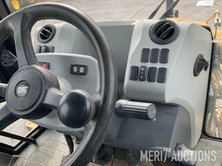 2017-caterpillar-420f2-image-70