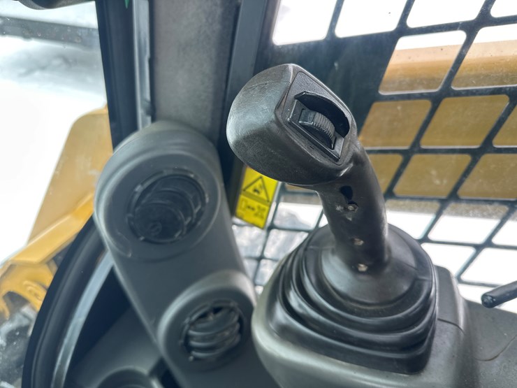 caterpillar-242d-image-34