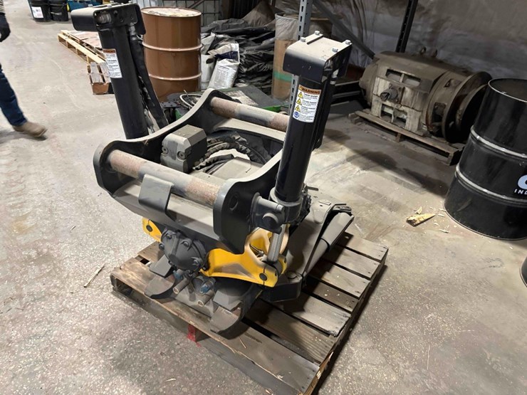 deere-245g-lc-image-12