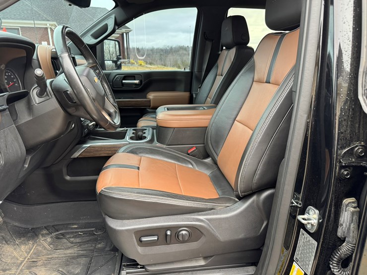 2021-chevrolet-3500hd-image-31