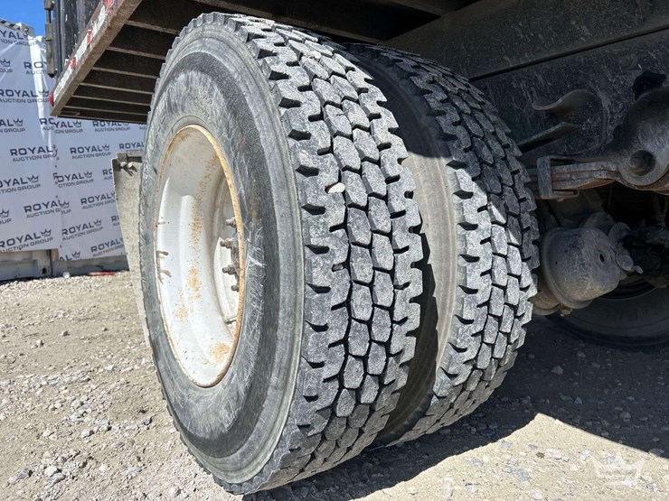 2010-freightliner-m2-106-image-42