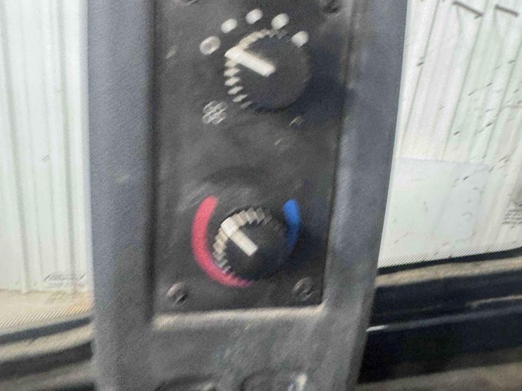 2011-deere-524k-image-18