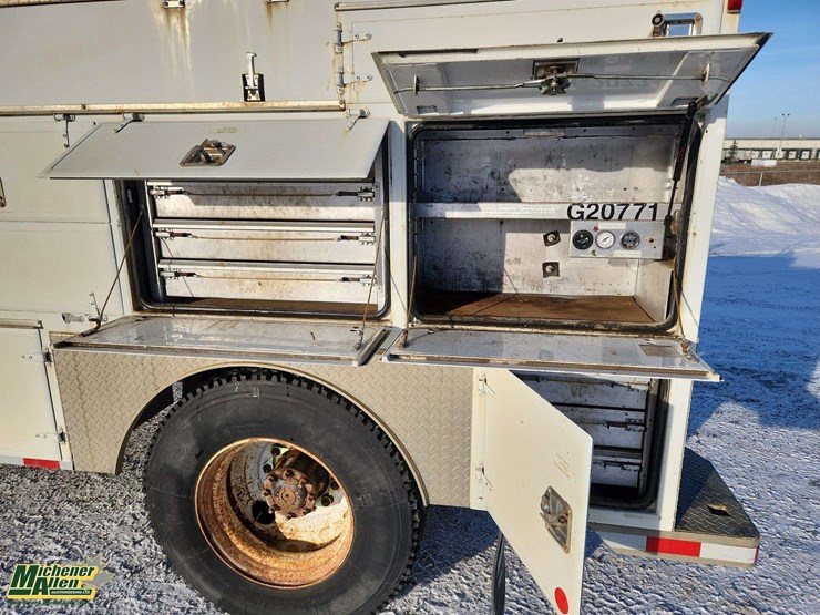 2005-freightliner-m2-106-image-31