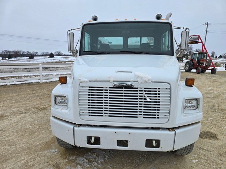 2000-freightliner-fl70-image-11