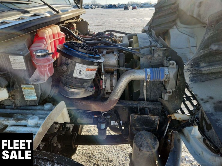 2005-freightliner-m2-106-image-27