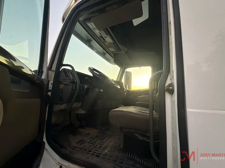 2015-volvo-sleeper-truck-tractor-image-19