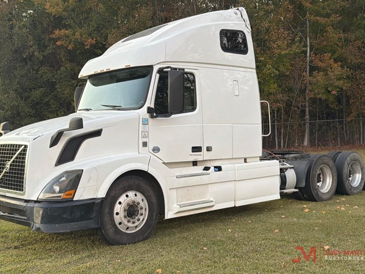 2015-volvo-sleeper-truck-tractor-image-7