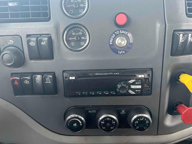 2016-peterbilt-semi-image-22