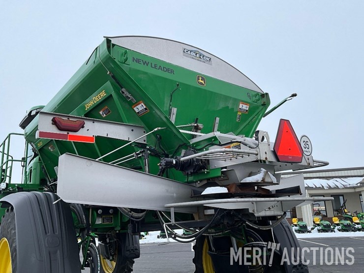 2023-john-deere-400r-image-21