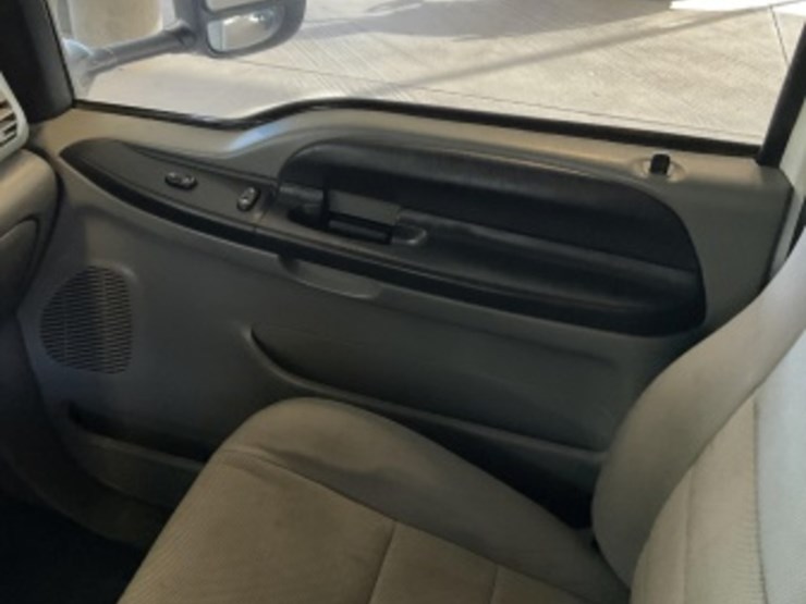 2005-ford-f550-image-22