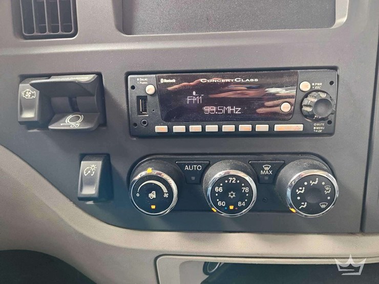 2022-peterbilt-567-image-51