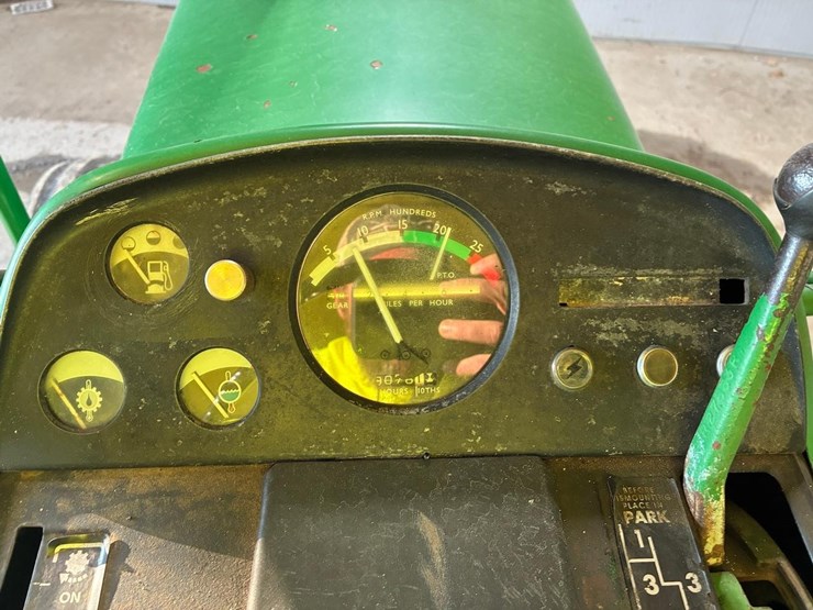 john-deere-3020-image-24