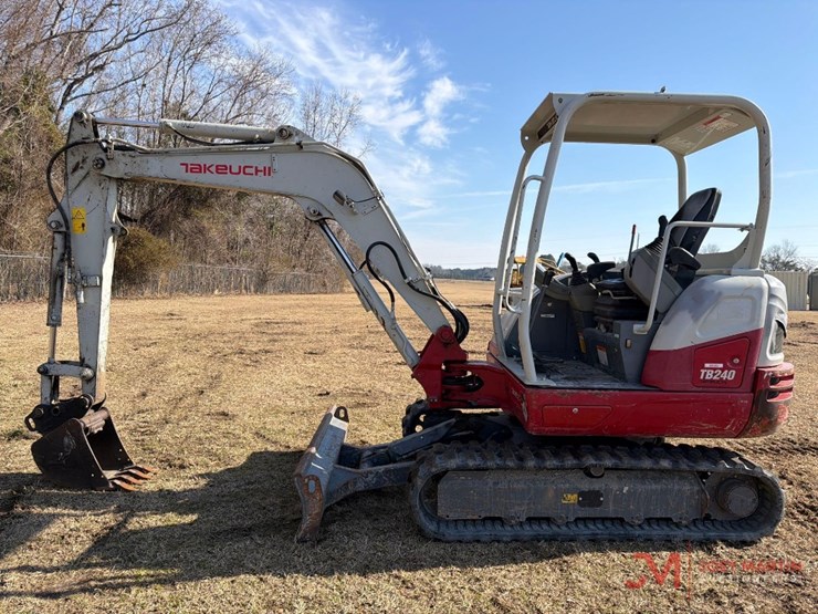 2020-takeuchi-tb240-image-2