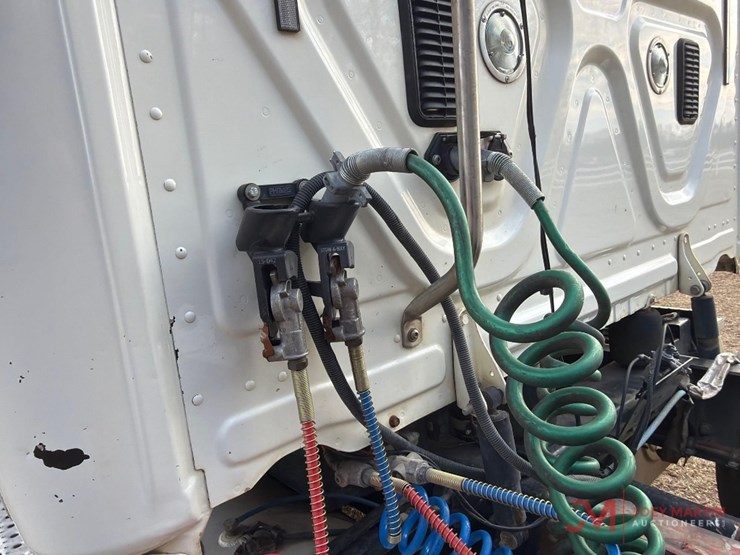 2013-freightlinerday-cab-truck-tractor-image-10