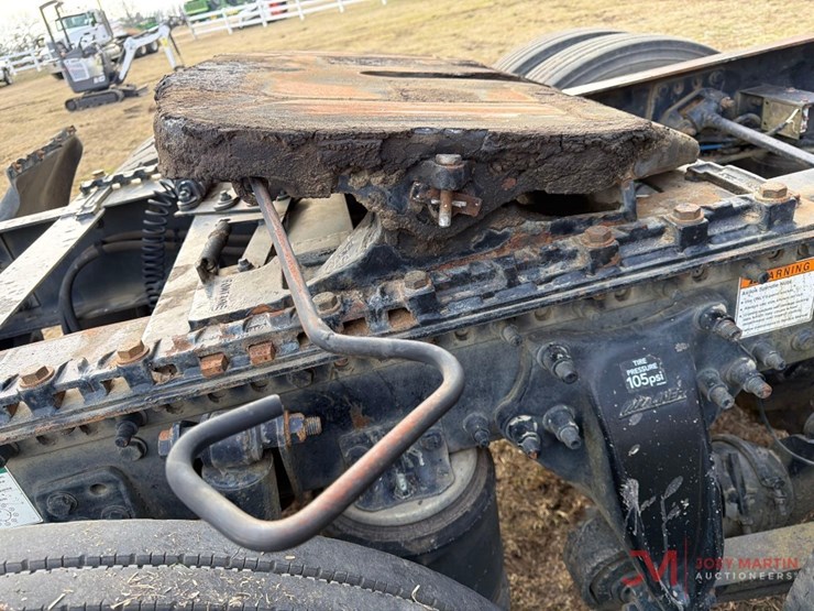 2013-freightlinerday-cab-truck-tractor-image-13