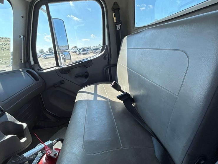 2010-freightliner-m2-106-image-19