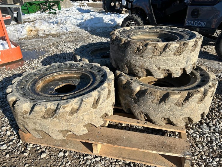 30x10-16-skid-steer-solid-tires-image-3