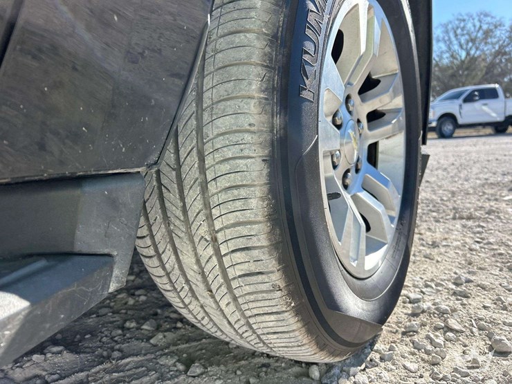 2017-chevrolet-suburban-image-28