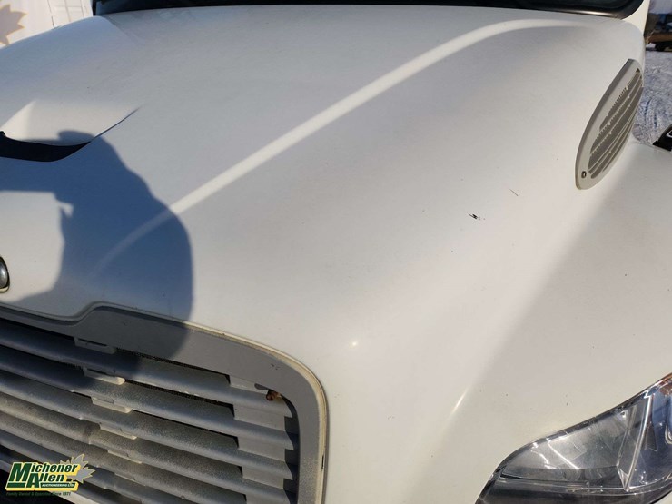 2005-freightliner-m2-106-image-38