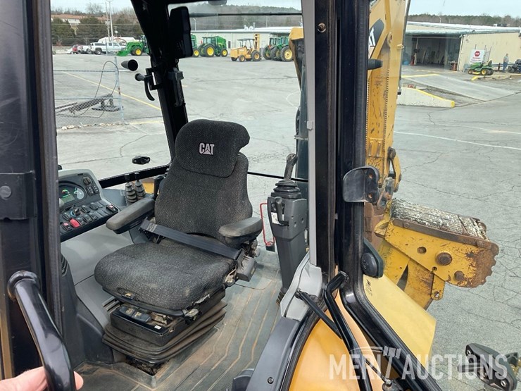 2017-caterpillar-420f2-image-52