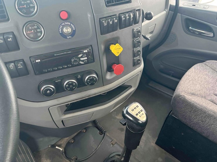 2016-peterbilt-semi-image-19