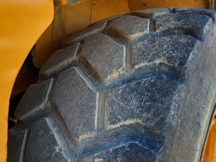 2005-deere-300d-image-4