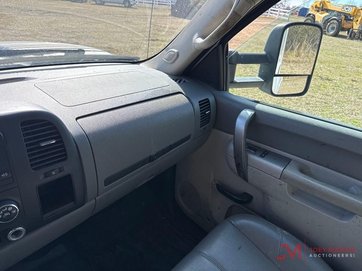 2013-chevrolet-2500-image-31