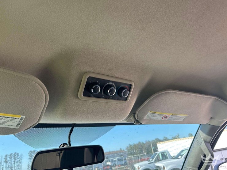 2017-chevrolet-express-3500-image-15