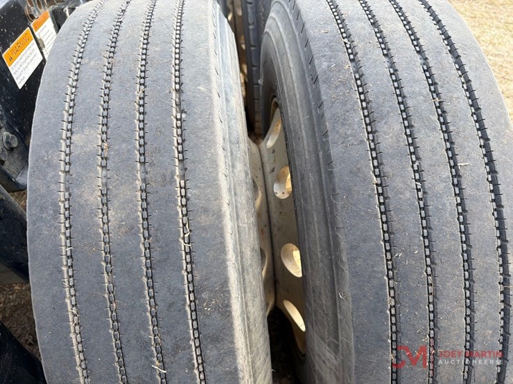 2013-freightlinerday-cab-truck-tractor-image-14