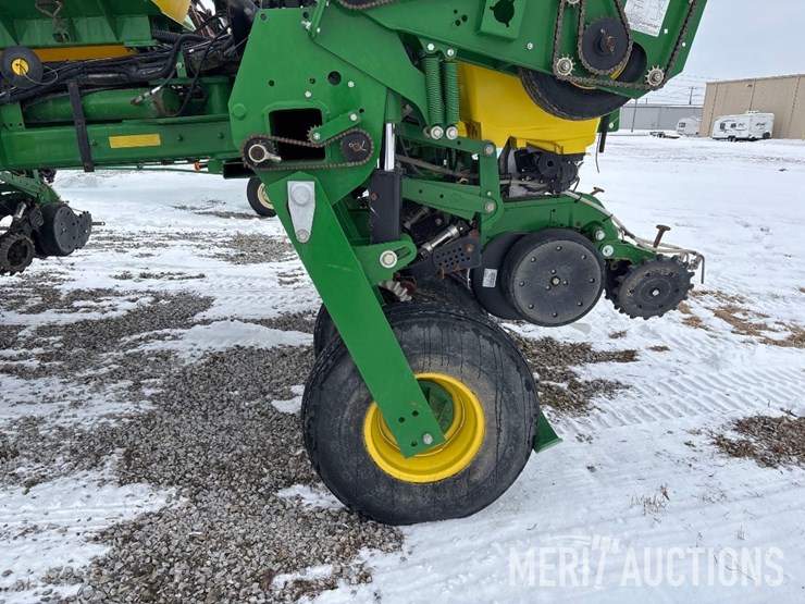 2015-john-deere-1775nt-image-19