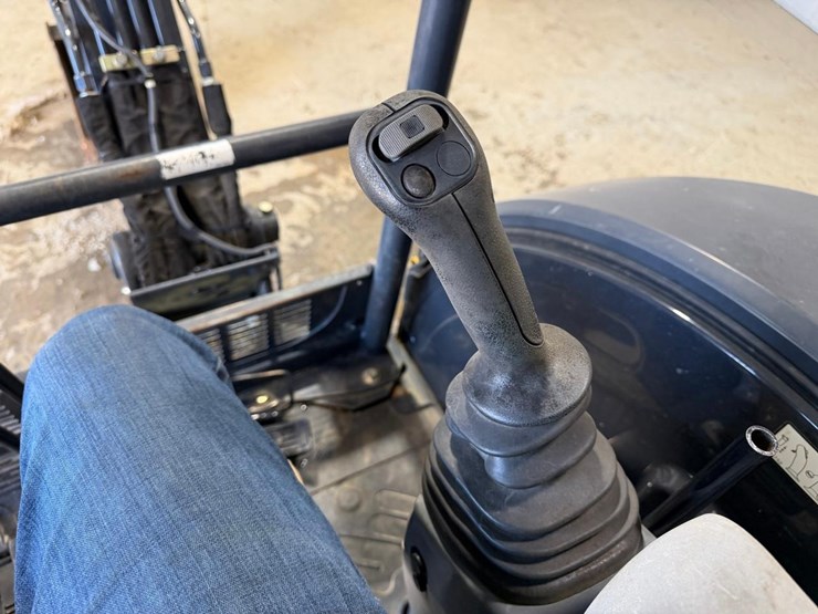 2020-deere-26g-image-25